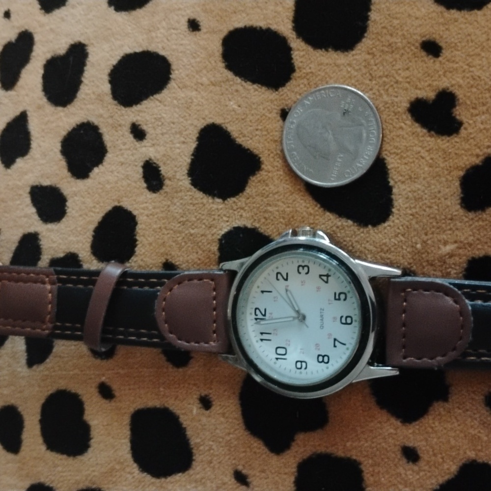 Accutime watch with leather band, in good pre-loved condition
